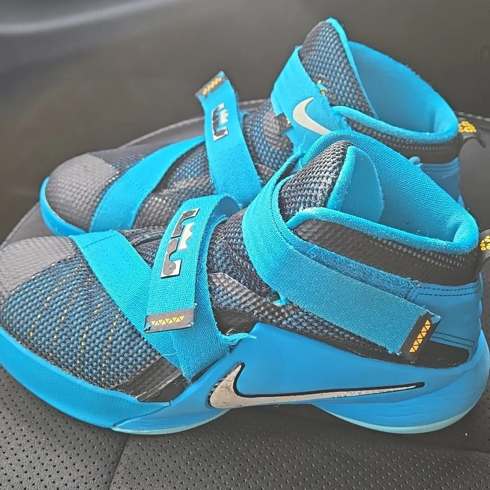 Nike Lebron Soldier IX 9 GS Black Blue Strap Basketball Shoes Size 2y